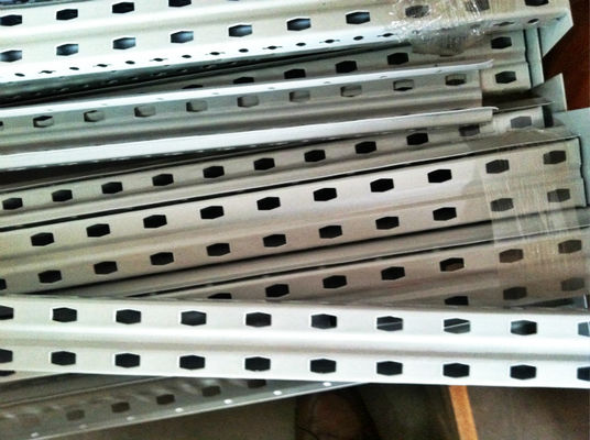 Το μαζικό χέρι στοιχείων που φορτώνει τα βιομηχανικά ράφια αποθήκευσης με το χρώμα παλτών σκονών τελειώνει