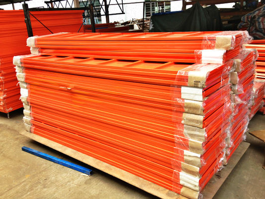 Το μαζικό χέρι στοιχείων που φορτώνει τα βιομηχανικά ράφια αποθήκευσης με το χρώμα παλτών σκονών τελειώνει