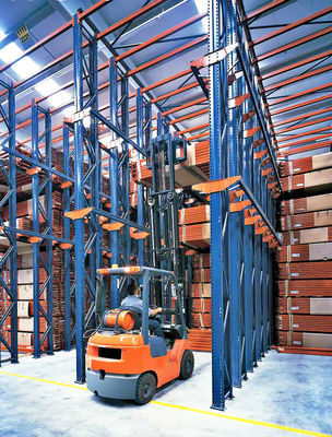 Διπλό Drive επιστρώματος σκονών εισόδων στο ράφι παλετών για τις πρώτες ύλες