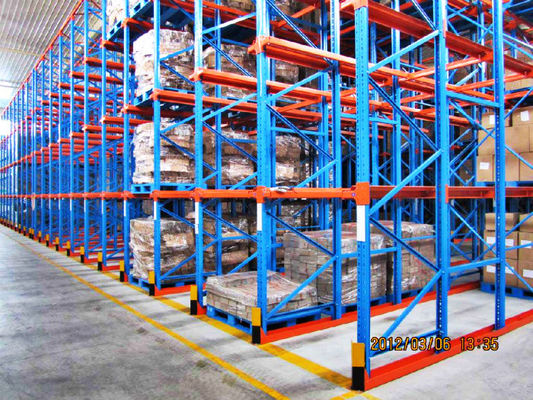 Συγκέντρωση βαρέων καθηκόντων βιομηχανικού να τοποθετήσει σε ράφι γραμμών με το χάλυβα κρύου κυλίσματος