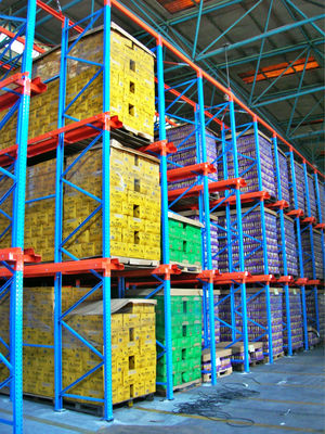 impulsión de 5000m m a través de la estantería industrial azul/anaranjada del tormento de la plataforma del metal