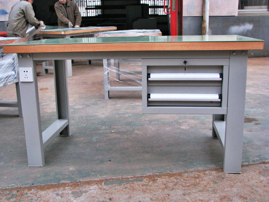 De Bank van het het Roestvrije staalwerk van de hulpmiddelworkshop met de Bovenkant van de het Hardhoutbank van het Slagersblok