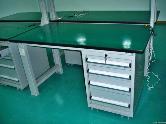 De Bank van het het Roestvrije staalwerk van de hulpmiddelworkshop met de Bovenkant van de het Hardhoutbank van het Slagersblok