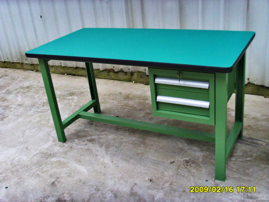 Το μέταλλο παρουσιάζει τους βιομηχανικούς πάγκους εργασίας για τους τερματικούς σταθμούς/τον εμπορικό εργασιακό χώρο